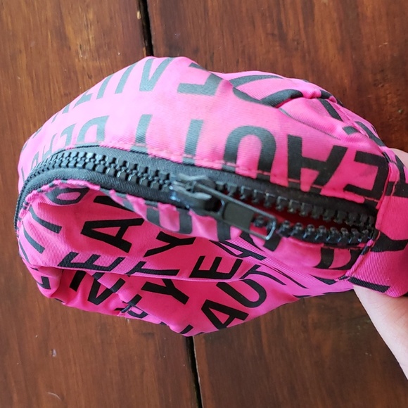 Free with bundle makeup bag - Picture 4 of 6